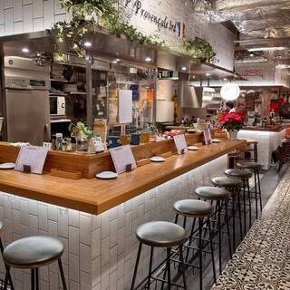 新宿駅近く◆気軽に入りやすいモダンなカウンター飲みスタイル