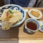 讃岐うどん みやの家 - えびちくぶっかけ（温）、いなり寿司