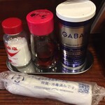 オロチョンラーメン - 卓上の調味料など
