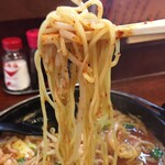 オロチョンラーメン - 自然なウェーブぐらいな ほぼストレート麺