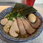 破壊的イノベーション - 濃厚煮干しチャーシュー、たまご、のり、おおば