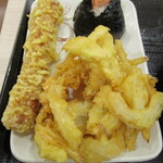 Marugame Seimen - ちくわ天、野菜かき揚げ、鮭おむすび