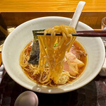 饗 くろ喜 - やや平打ちの中細ストレート麺