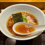 饗 くろ喜 - とてもクリアで深みのある、まろやかな醤油味スープ