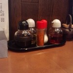 中華レストラン ポン太 - 卓上のスパイス類