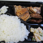 フェローシップ - 先ずはこの店の人気メニューあら煮弁当３００円。あら煮とお漬物とポテトサラダとご飯といたってシンプルなお弁当ですがこれで３００円は立派ですよね。
