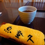 魚登久 - ほうじ茶とおしぼり