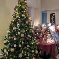 鉄板焼レストラン八景 - 店内入り口にクリスマスツリー
