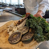 鉄板焼レストラン八景 - 今日届いた蝦夷鮑。これ以上大きくならないんですって。伊勢海老半身。頭は後程お味噌汁に。ケール？もさもさの菜っぱで蒸していただきます。