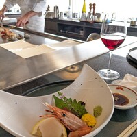 鉄板焼レストラン八景 - 焼いてる間に三崎マグロ、ボタン海老、帆立のお造り。レモンの帆立がさっぱり!