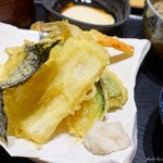 清修庵  - 2022年12月　揚げたてサクサク天ぷら膳の天ぷら。サンプルよりショボイ…