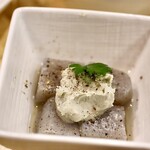 波へい - こんにゃく（ゴルゴンゾーラソースとブラックペッパーで）