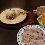 Hishimekitei - 雑穀米、スープ、サラダ