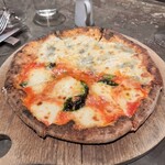 ドンブラボー - ピザ
      マルゲリータとクワトロフォルマッジのハーフ&ハーフ