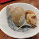 勝一 - 料理写真:バイ貝。こんな大きなバイ貝、初めて見たぁ。肝が切れないよう細心の注意をはらい引き出したら即座に肝をがぶり！日本酒だぁ～！♥