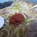 ◯つばき食堂 - まずはそのままでラーメンを楽しみ
      
      途中で辛子味噌やニンニクを投入
      
      最後の仕上げに酢を入れてサッパリ完食です(^O^)
      