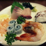 酒房 武蔵 - 刺し盛り。通常は二切れらしいのですが3人だったので三切れにして下さいました。