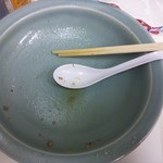 ◯つばき食堂 - まずはそのままでラーメンを楽しみ
      
      途中で辛子味噌やニンニクを投入
      
      最後の仕上げに酢を入れてサッパリ完食です(^O^)
      
