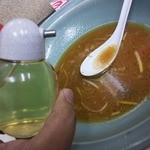 ◯つばき食堂 - まずはそのままでラーメンを楽しみ
      
      途中で辛子味噌やニンニクを投入
      
      最後の仕上げに酢を入れてサッパリ完食です(^O^)
      