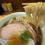 中華そば しば田 - 極細のストレート麺はツルツル。繊細な麺は芳醇な鶏醤油スープにピッタリです。