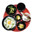 Rice bowl with the aroma of kettle-fried shirasu and shiso ~ topped with hot egg ~