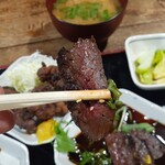 ナカガワ☆スエ食堂 - 鯨ステーキ(レアで焼いてあります)