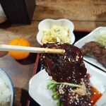 ナカガワ☆スエ食堂 - くじら刺身(かなりの厚切りです)