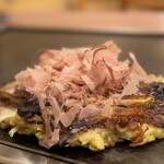 Satomi - 「お好み焼き 500円 ＋ 豚肉 220円」の「豚玉」に「おでん(ちくわ･すじ)」をトッピング！お出汁が効いててo< ´ω` >oうま