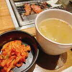 Yakiniku Raiku - オールスターセットのキムチとスープ