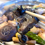 いせ源 - あんこう鍋 できました 皮はでかくて柔らかい