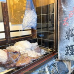 いせ源 - 店頭にあるあんこう 氷漬けです