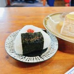 Mugiya - おにぎり 110円
                      冷えてますが、お米がしっかりして美味しいのがよくわかる