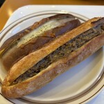 ブレッド&コーヒー モーモーズ - ハーブソーセージ、タプナードツナバゲット