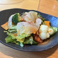 ざくろ 室町店 - 鯛と季節野菜サラダ ～胡麻ドレッシング～
