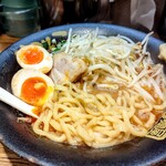 Yattoko - 濃厚味噌スープに絡む中太麺