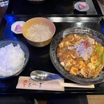 麻婆豆腐専門店 辛ぁ～ず - 麻婆豆腐(赤 1辛) 800円、ご飯セット 400円
