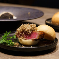 焼肉うしごろ 池袋店 - 和牛ヒレカツのトリュフチーズバーガー