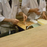 ぎおん　楽楽 - ２人がかりで焼き蟹を毟ってくれてます♪