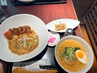 Attaka Ohashi Dainingu Kumagai - ハーフ&ハーフ丼¥790に¥170追加で塩ラーメン