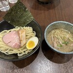 自家製熟成麺 吉岡 - 背脂煮干しつけ麺 ¥950（価格は訪問時）