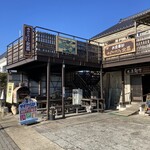 水辺のカフェ 北斎 - 店舗の前に車3台ほど停められます。バイクラックもあり。