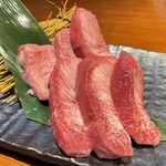 焼肉 大貫 - 黒毛和牛タン: タンモト4、タンナカ2