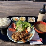 水辺のカフェ 北斎 - 地場の野菜がふんだんな豚肉生姜焼き定食に蜆汁。ほかほかご飯。右上のワイン、ではなく胡麻ドレッシング。糠漬も絶対誰かの自家製。