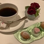 ジャンティーユ - ◉プティフール
      　シュークリーム、ラズベリーのギモーヴ、
      　キャラメルのマドレーヌ
      　※コーヒーのほのかな苦味とよく合いました❗️