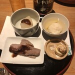 蕎麦小路 さわらび - 季節の蕎麦前盛り合わせと：ふろふき大根、帆立のしんじょう、イチジクとクリームチーズ、お肉(牛肉)