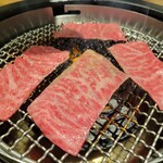 焼肉あきら - ランプ焼いてるとこ。