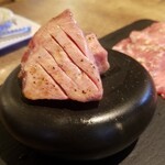 渋谷 和牛焼肉 USHIHACHI 極 - 霜降り10%タンのハーフ&ハーフ