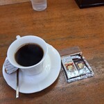 Yamato - 本日のランチコーヒー付きタコめし大盛り（ホットコーヒー、サービスのチョコレート）