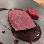 enu - 赤身の鹿ロース。ビーツは甘め、ベリーのソースも酸味と甘みとで！