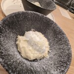 enu - ティラミス！といえど、普段口にするティラミスとは別物！！マスカルポーネクリーム。下には黒ビールとエスプレッソのジュレ、サクサクっとしたスポンジ。ゴーダチーズを振りかけて。